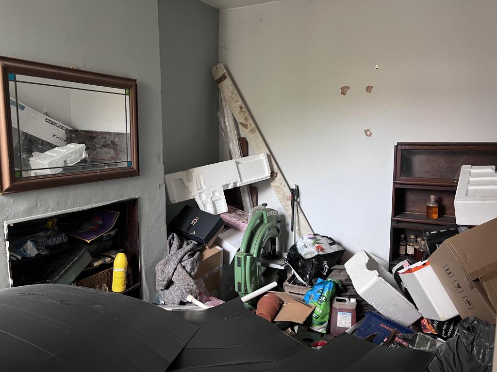 Lot: 84 - THREE-BEDROOM HOUSE IN NEED OF IMPROVEMENT - Dining room